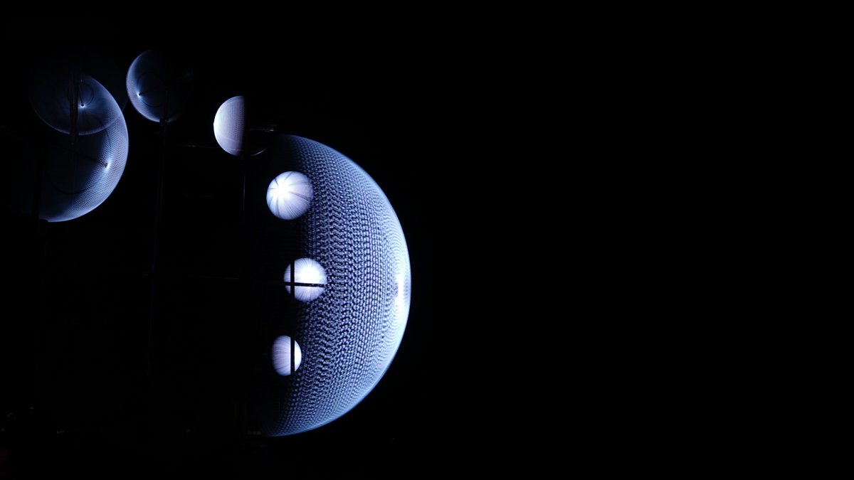 #define moon: ночная световая инсталляция в замке Венсен